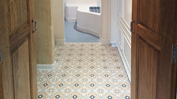 Quayside Suite River Access with Bathtub | Bathroom | Free toiletries, hair dryer, bathrobes, slippers