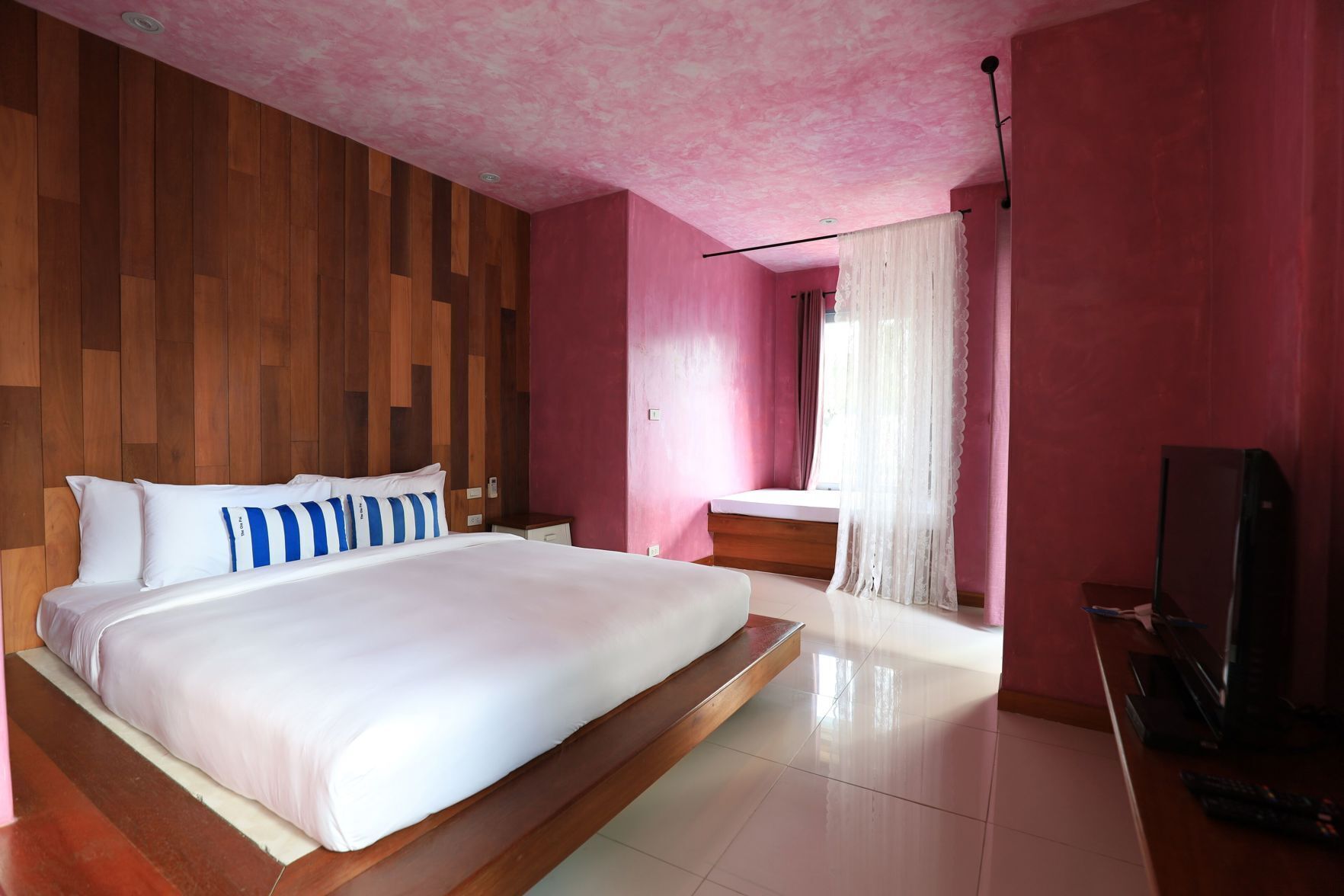 1 bedroom, premium bedding, down comforters, Select Comfort beds