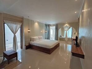 Quayside Suite River Access with Bathtub