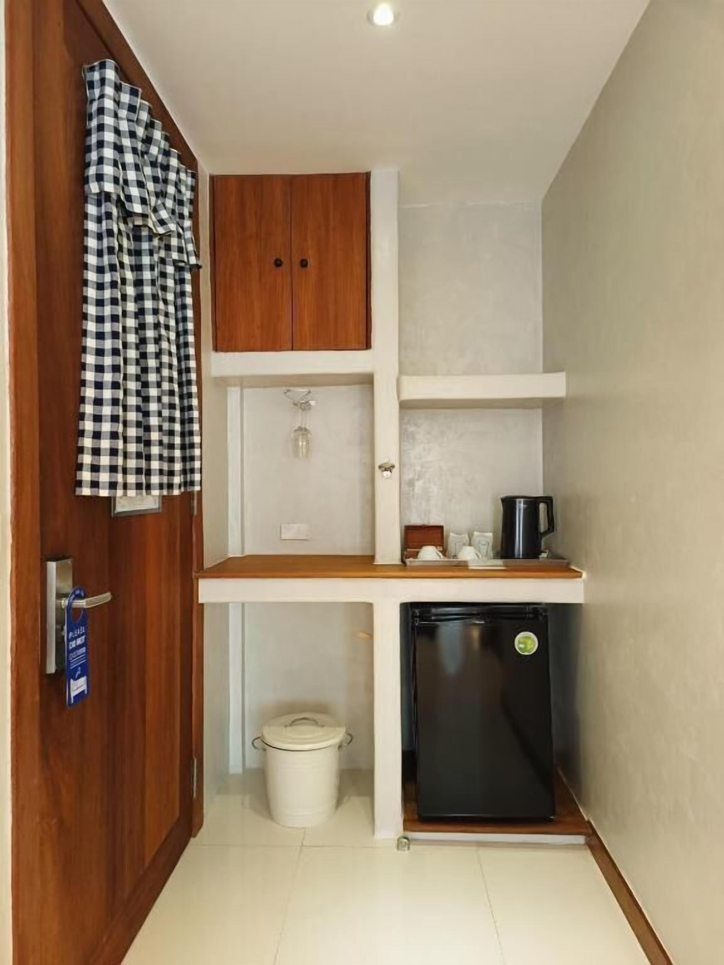 pella river access | living area | 32-inch led tv with satellite channels, tv, first-run films