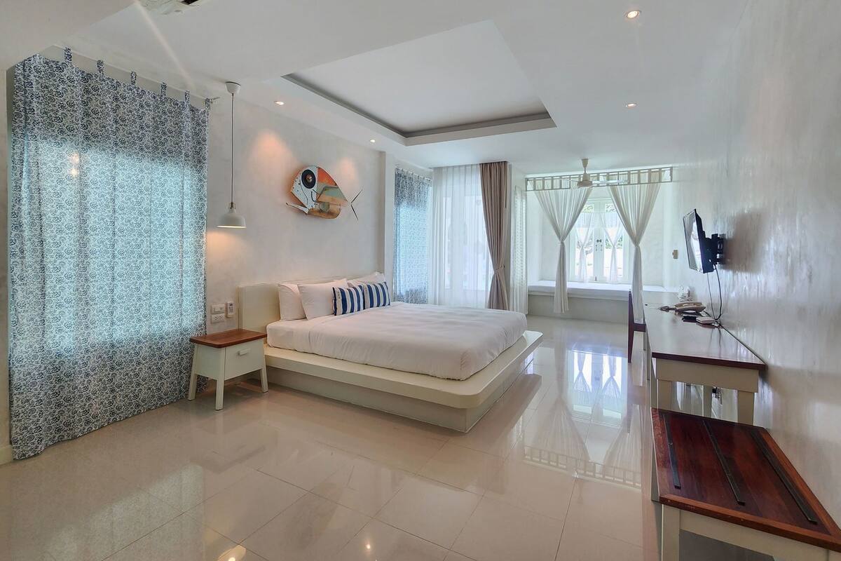 1 bedroom, premium bedding, down comforters, Select Comfort beds