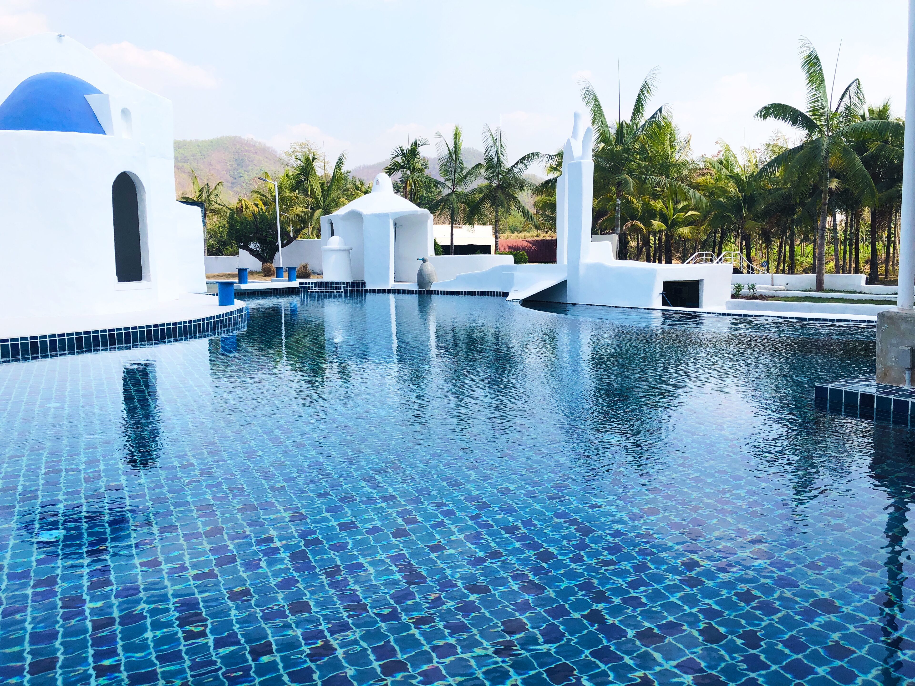 2 outdoor pools, open 8:00 am to 6:00 pm, free pool cabanas