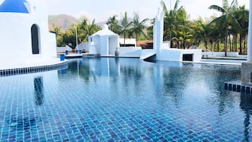 2 piscines extérieures, cabanons gratuits, parasols de plage