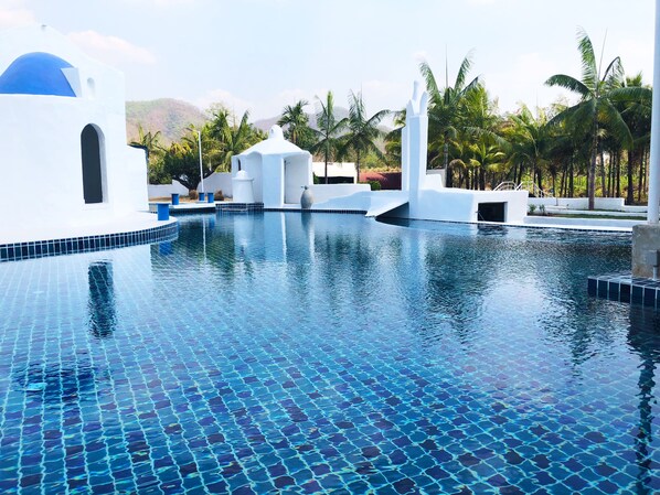 2 utendørsbassenger, bassengtelt (inkludert) og bassengparasoller