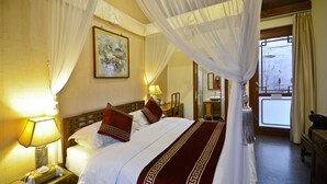 Standard (East Wing Room) | Cofres nos quartos, escrivaninha, cortinas blackout