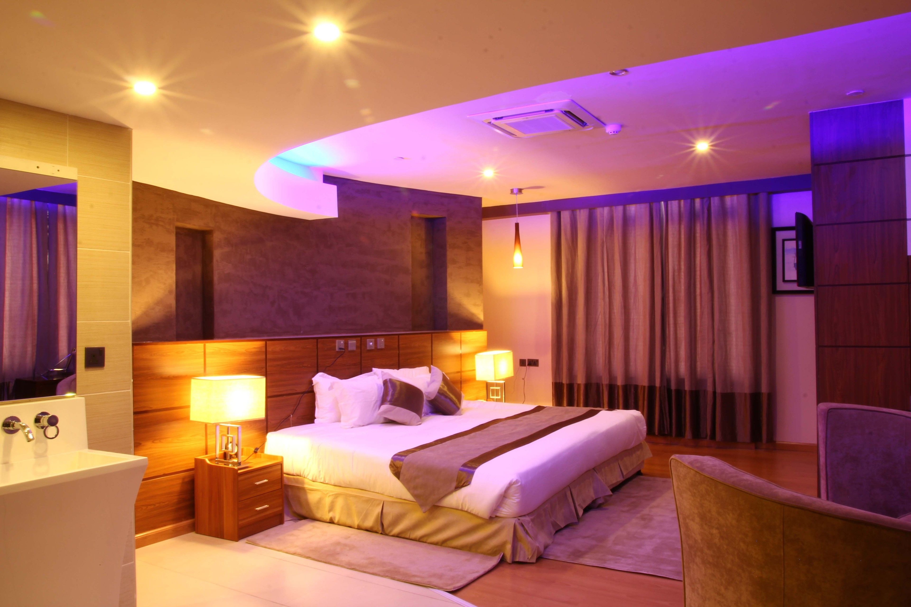 Executive-værelse | Minibar, pengeskab på værelset, skrivebord, lydisolering