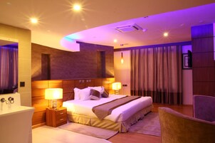 Executive Room | Minibar, in-room safe, desk, soundproofing