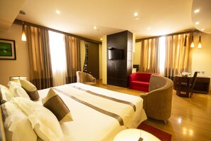 Executive-huone | Minibaari, tallelokero huoneessa, työpöytä, äänieristys