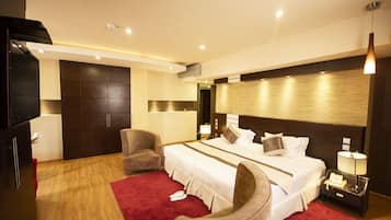 Executive Room | 1 bedroom, minibar, in-room safe, desk
