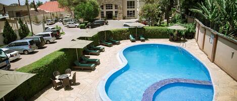 Piscine intérieure, chaises longues