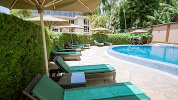 Una piscina techada, sillones reclinables de piscina