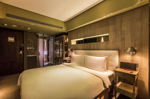 Habitación Elite | Ropa de cama de alta calidad, caja fuerte, escritorio