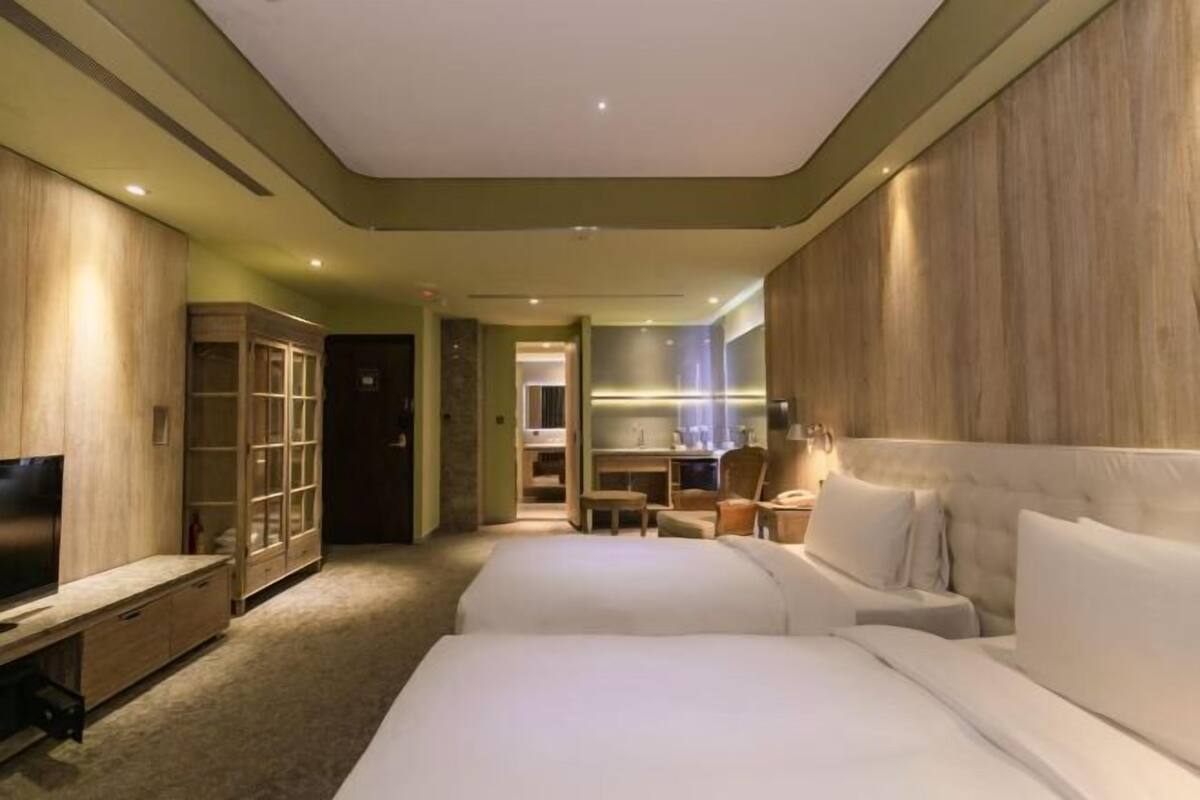 Premium bedding, in-room safe, desk, iron/ironing board (on request)