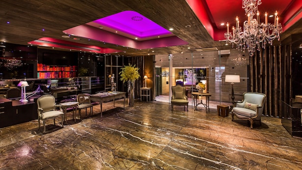 A modern lobby with a bar area, seating, and a chandelier. - Inhouse Hotel (Taipei)