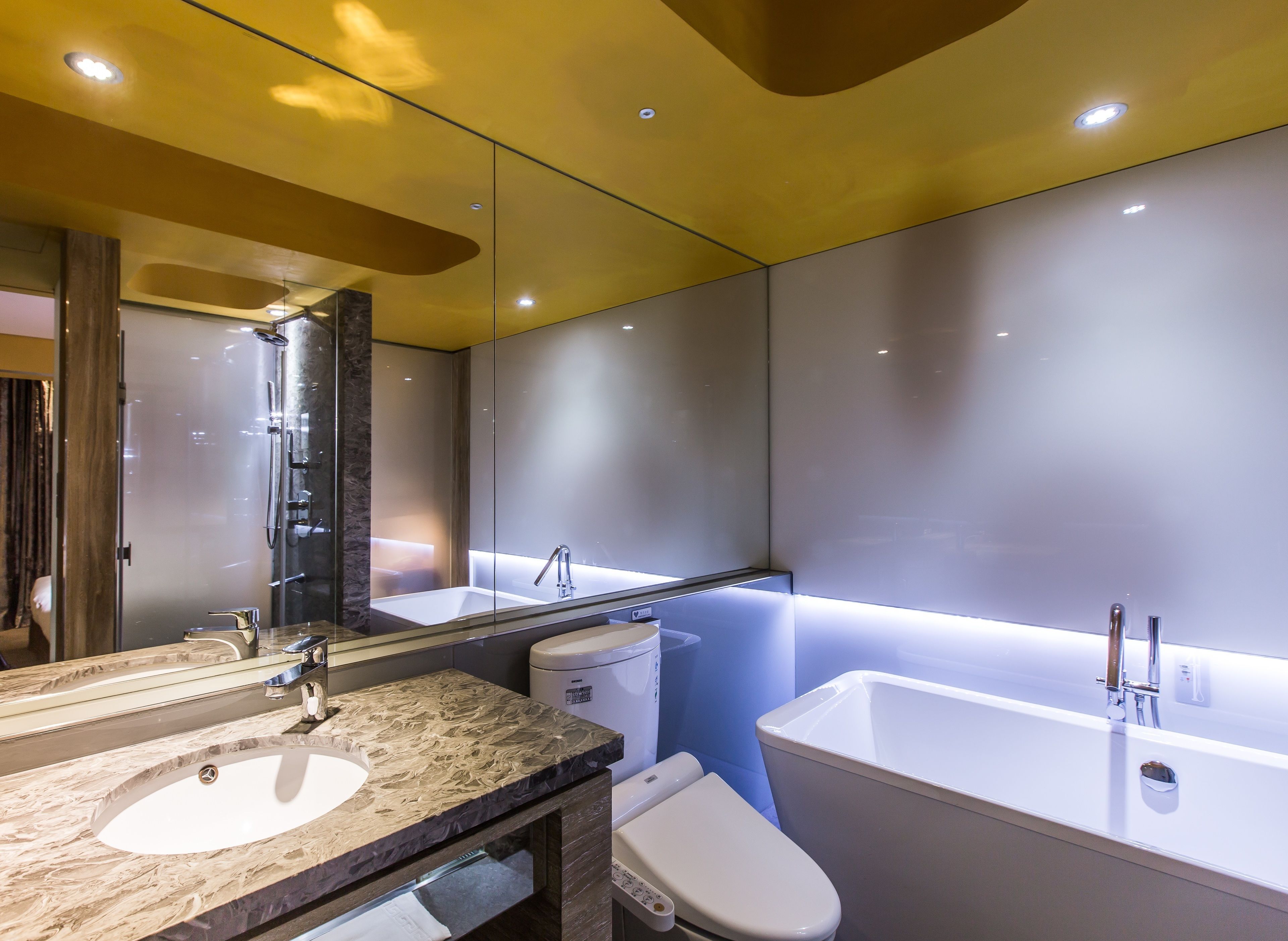 villa room | deep-soaking bathtub