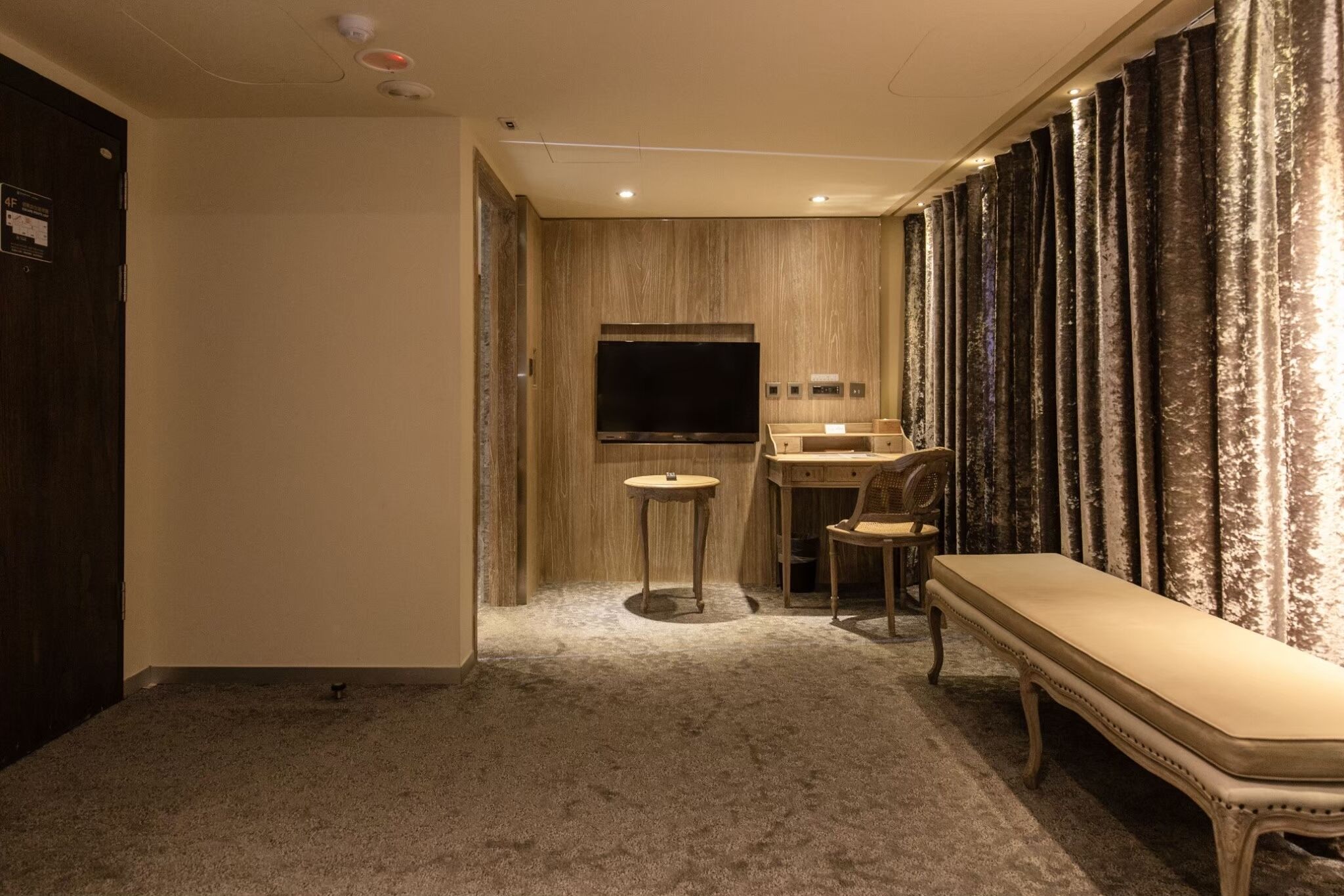 vip | living area | tv