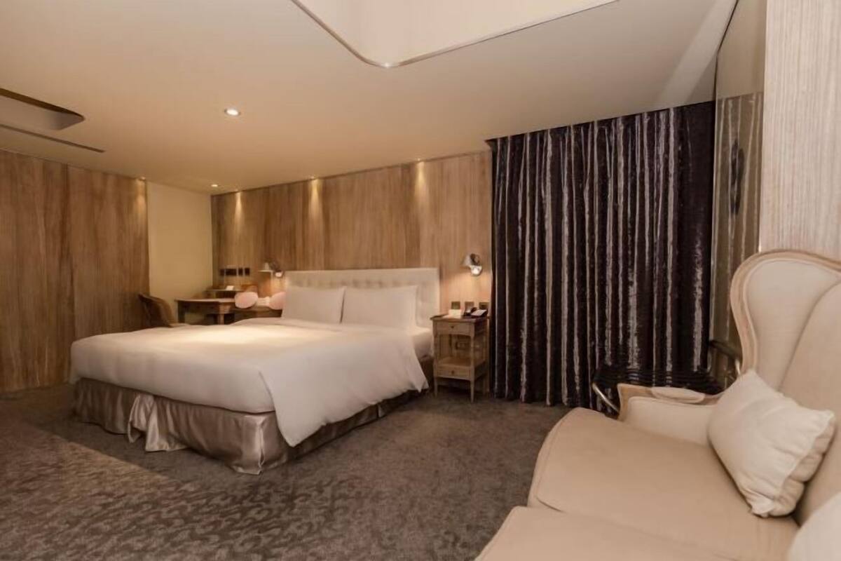 Premium bedding, in-room safe, desk, iron/ironing board (on request)