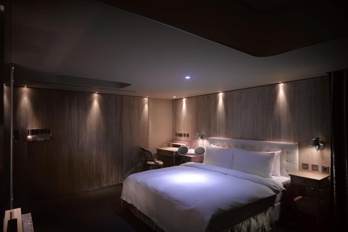 VIP | Premium bedding, in-room safe, desk, iron/ironing board