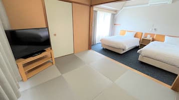 Cubrecamas, escritorio, cortinas blackout y wifi gratis