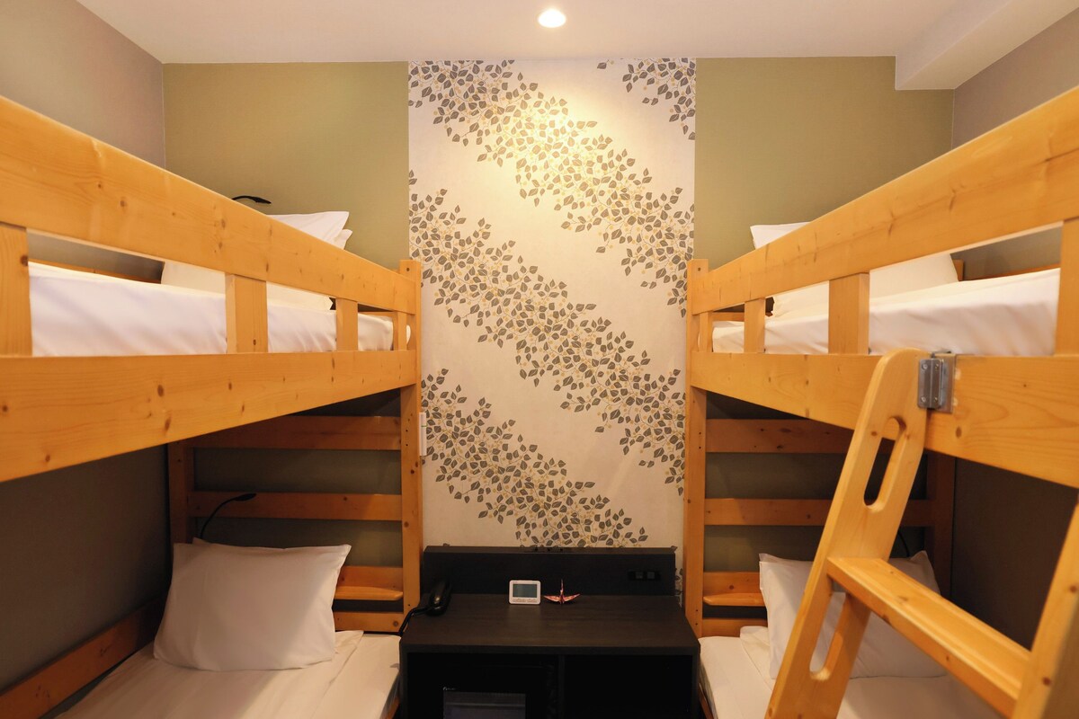 Habitación cuádruple, para no fumadores (Bunk Bed) | Edredón, escritorio y espacio para trabajar con laptop 