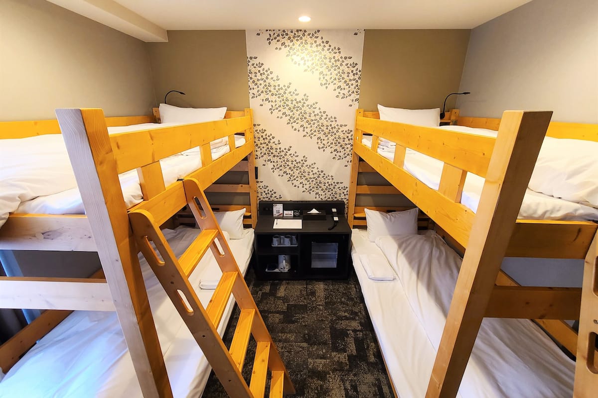 Habitación (2 Bunk Beds, Shower Only) | Edredones de plumas, escritorio, cortinas opacas y wifi gratis