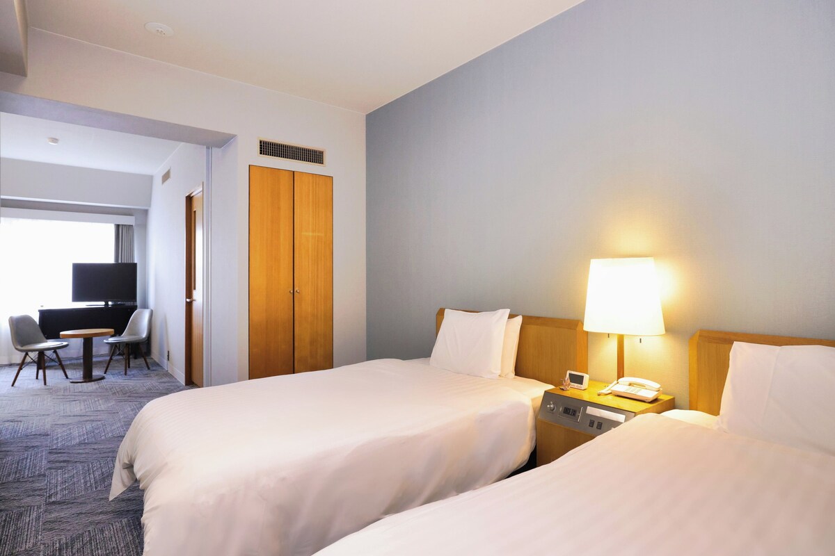 Habitación Deluxe con 2 camas individuales, para no fumadores | Edredón, escritorio y espacio para trabajar con laptop 