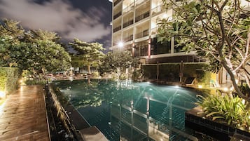 2 kolam renang outdoor, dengan payung kolam renang