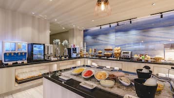 Desayuno buffet (THB 360 por persona)