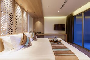 Jacuzzi Suite King New Building | Premium bedding, in-room safe, individually decorated