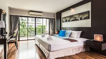 Una habitación de hotel moderna con una cama grande, un escritorio y vistas a la ciudad.