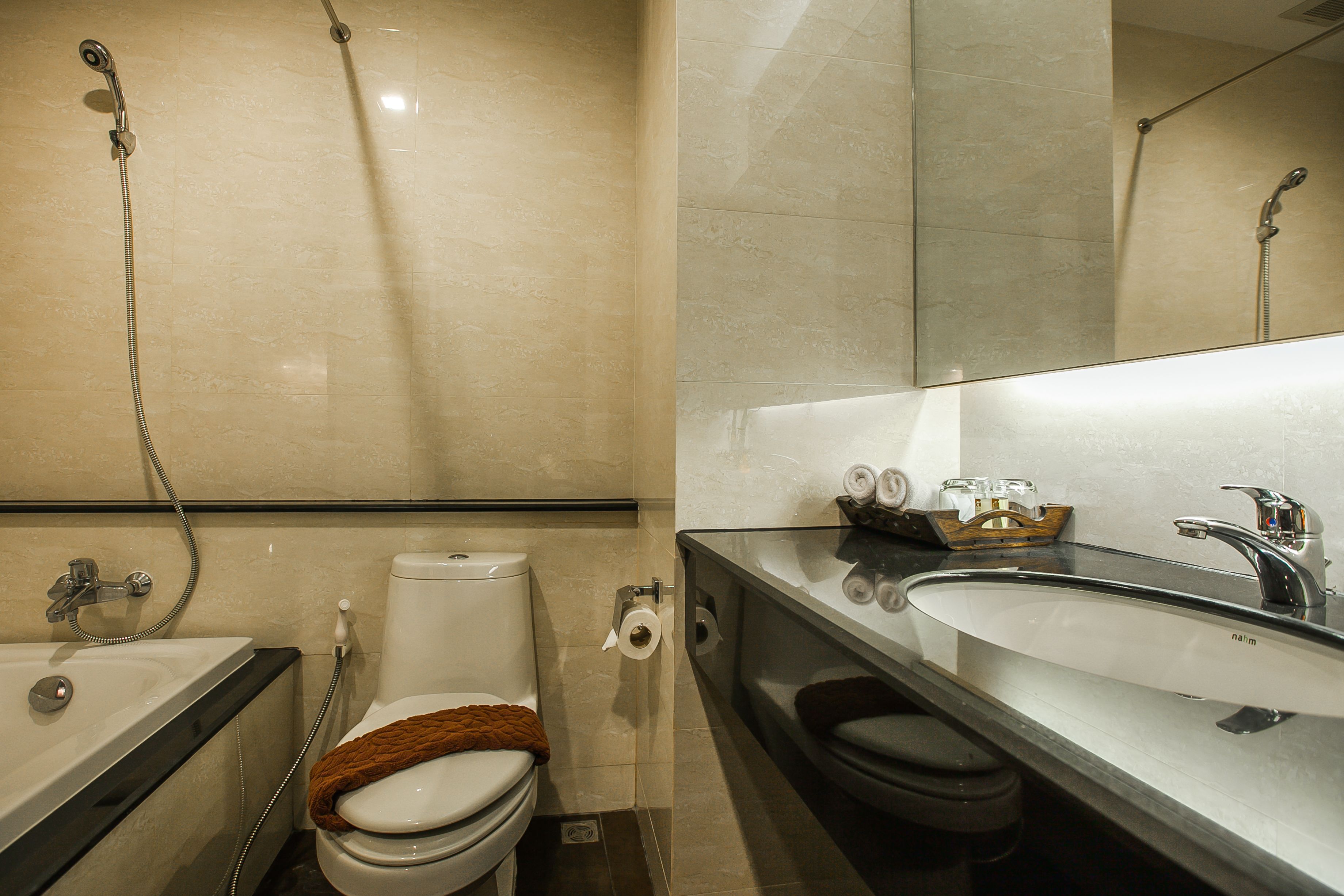 Ein modernes Badezimmer mit einer Badewanne, Toilette und Waschbecken.