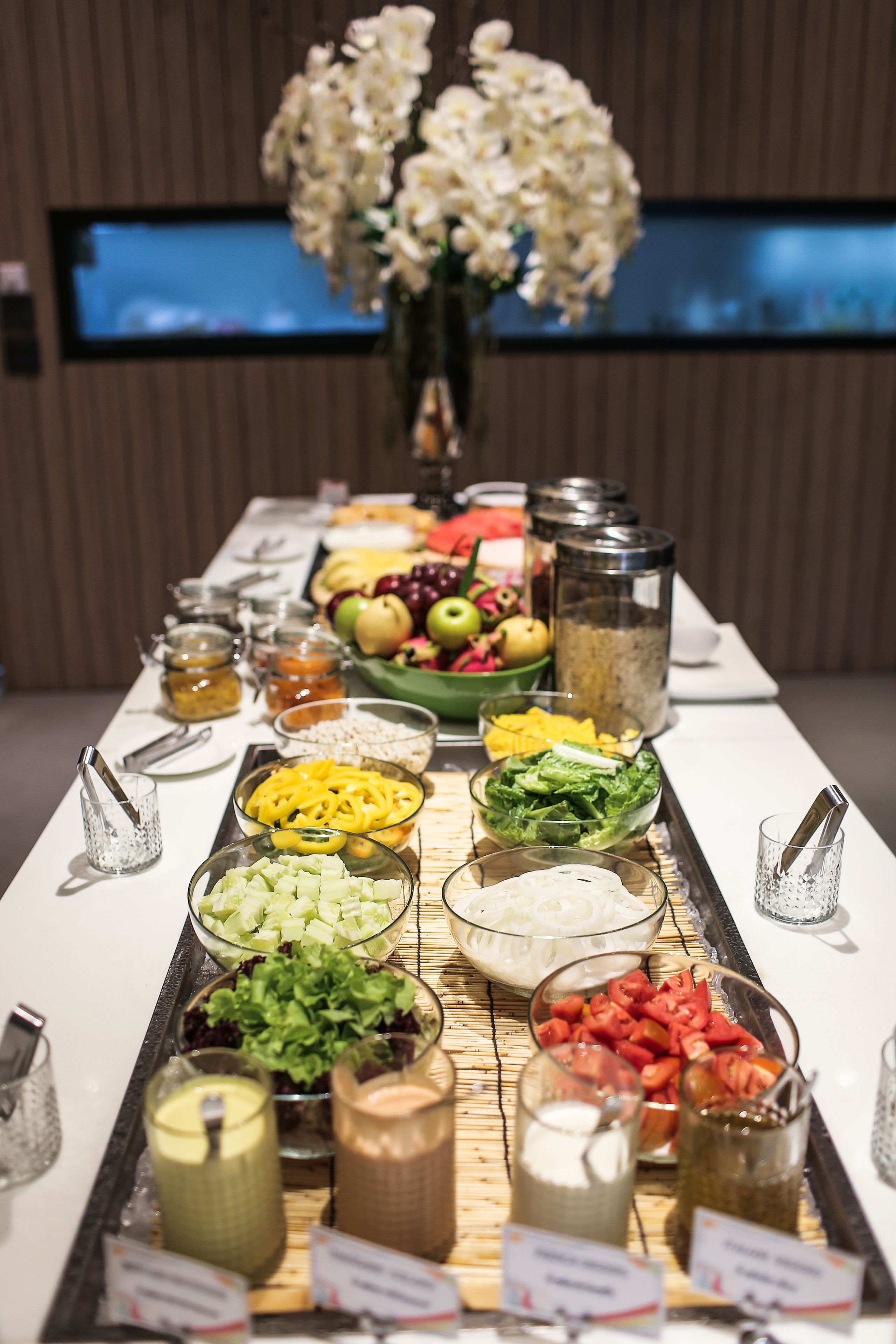 Ein reichhaltiges Buffet mit verschiedenen Speisen und Beilagen.