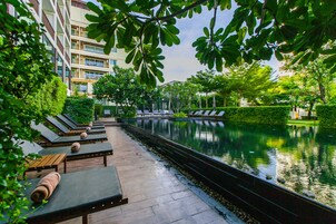 2 piscinas al aire libre, sombrillas