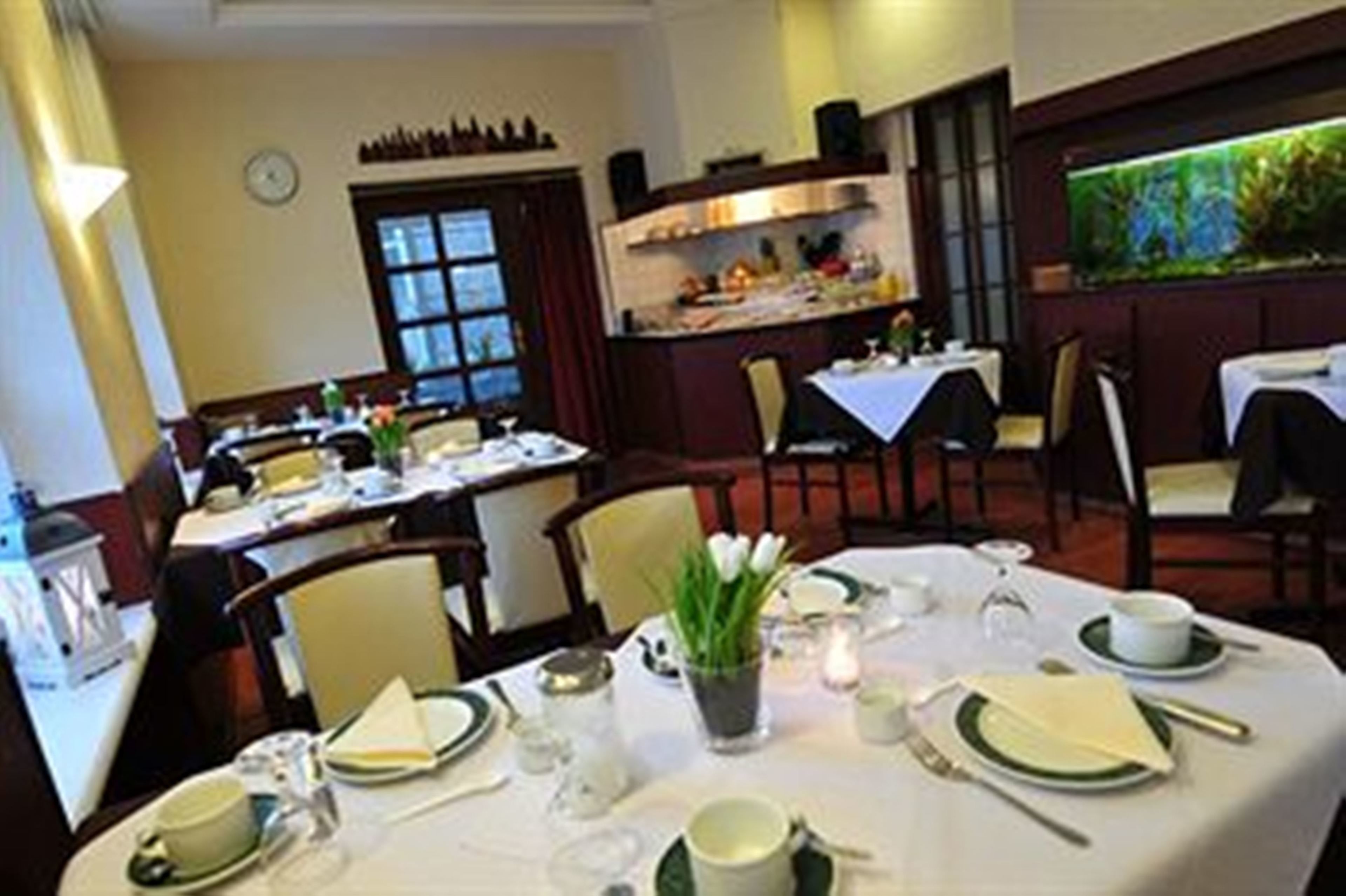 بوفيه فطور يوميًا بتكلفة قدرها (12.50 EUR للشخص)