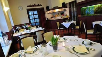 Petit déjeuner buffet (12.50 EUR par personne)