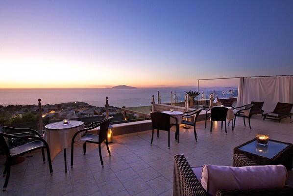Outdoor dining - Monte Solaro (Anacapri)