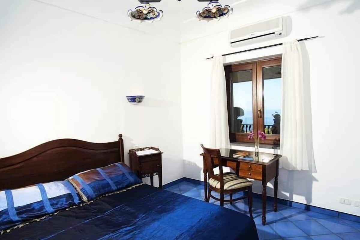 1 bedroom, Frette Italian sheets, premium bedding, down duvets