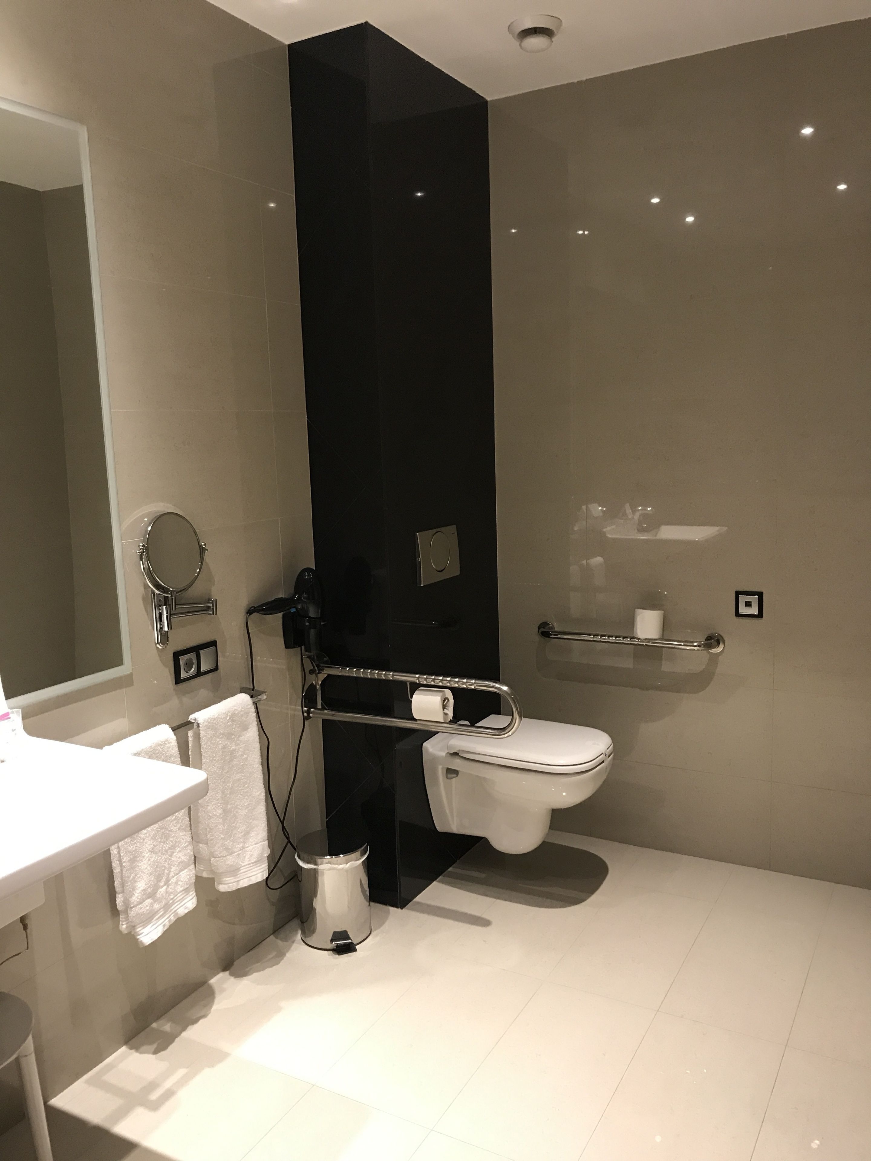 double room, accessible | bathroom | shower, free toiletries, hair dryer, bidet