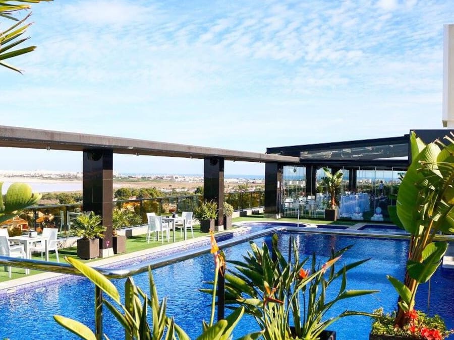 Alberca al aire libre y camastros