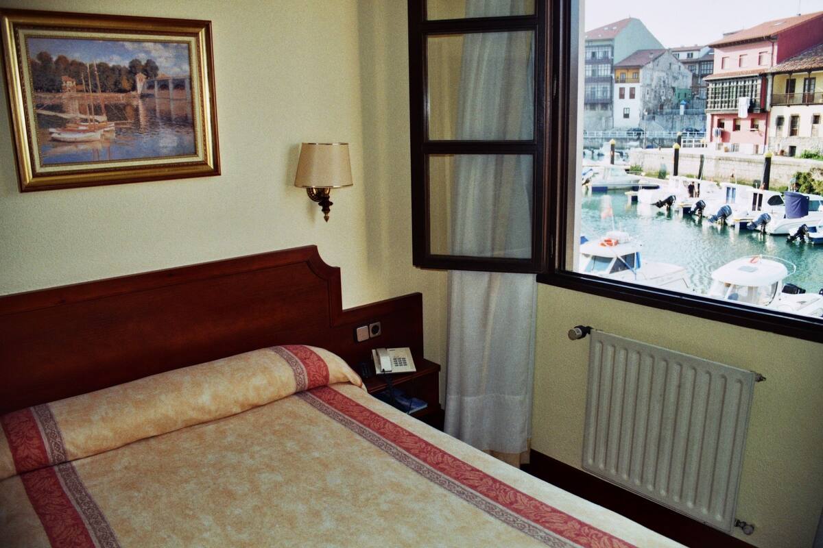 Standard Single Room, Harbor View | Desk, blackout drapes, cribs (free), WiFi (free)