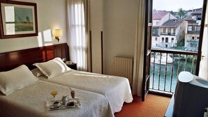 Desk, blackout curtains, free cots/infant beds, free WiFi - Las Rocas (Llanes)