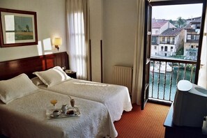 Desk, blackout drapes, free cribs/infant beds, free WiFi - Las Rocas (Llanes)