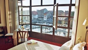 Desk, blackout curtains, free cots/infant beds, free WiFi - Las Rocas (Llanes)