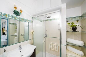 تجهيزات دش، مجففات شعر، مراحيض شطف، مناشف
