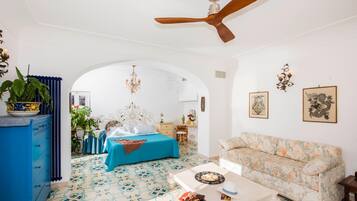 Individually furnished, soundproofing, free WiFi