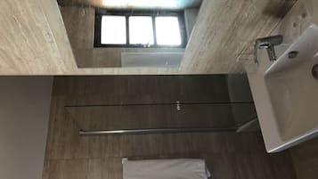 Standaard kamer, 1 twee- of 2 eenpersoonsbedden | Badkamer | Een bad/douchecombinatie, handdoeken