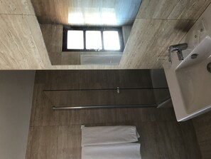 Standard Double or Twin Room | Bathroom | Combined shower/tub, towels