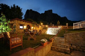 Terrace/patio - Epavlis Meteora Suites Hotel (Kalabaka)