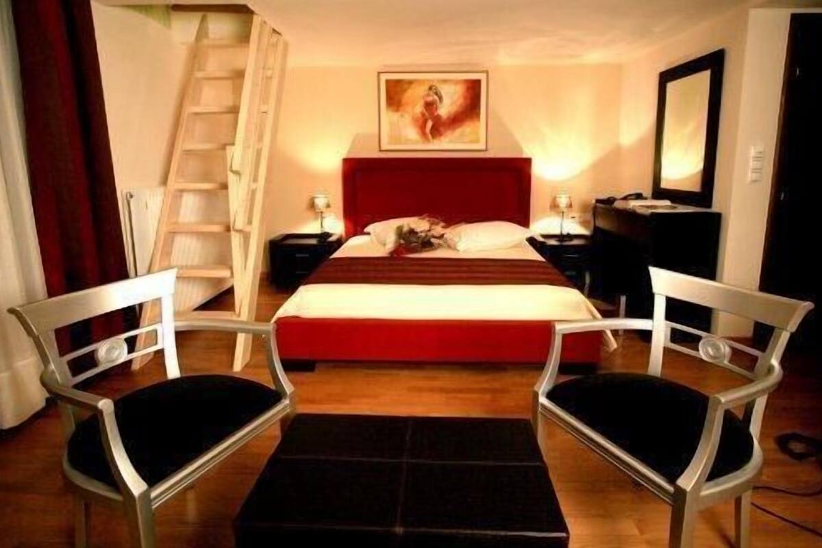 Familiekamer (Meteora View) | Luxe beddengoed, pillowtop-bedden, een laptopwerkplek