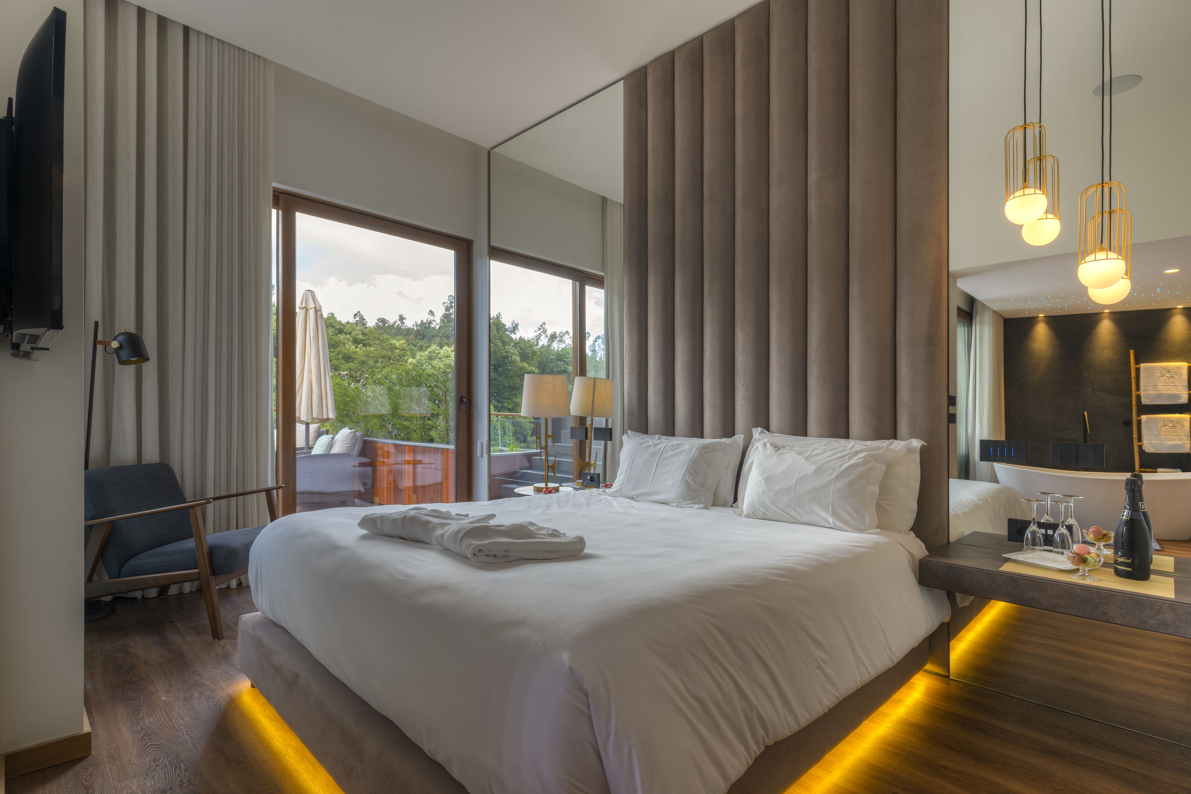 尊荣套房, 1 张特大床, 阳台 | 2 多间卧室、高档床上用品、加厚床垫、迷你吧